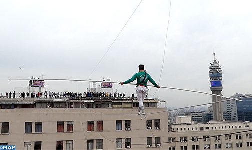 المغربي مصطفى دنكير يبهر في عرض مدهش بسانتياغو الشيلية مشيا على حبل معلق على ارتفاع 50 مترا
