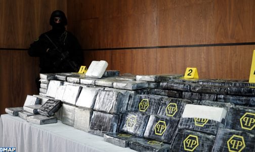 حجز حوالي طن من مخدر الكوكايين عالي التركيز وتوقيف سبعة أشخاص يشتبه في ارتباطهم بشبكة إجرامية عبر وطنية تنشط في مجال الاتجار الدولي في الكوكايين